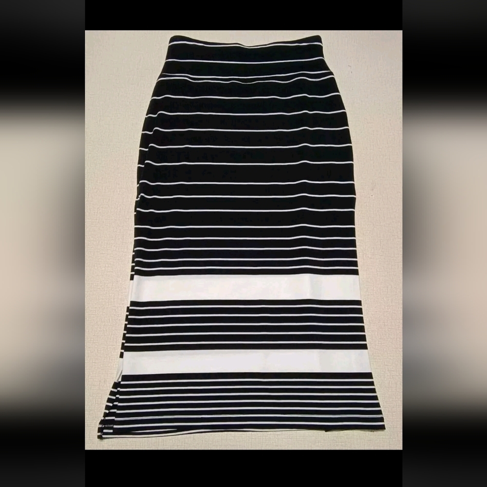 Athleta Black And White stretch active Striped Midi Skirt With High Slits Xxs